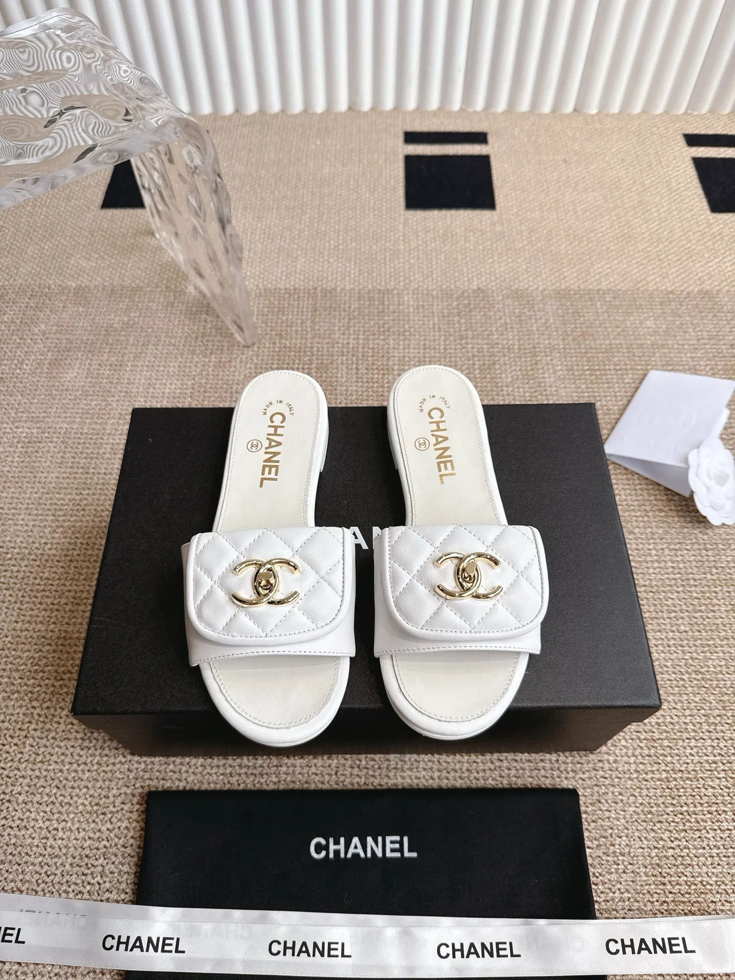 👟👟Ex-factory price 400👟👟 chanel 25ss new summer sandals ‼ ️ 2025 Chanel’s latest popular summer slippers are versatile, slimming and elegant, a slipper with great looks, perfect with any combination! Lazy slippers are worth recommending. Original custom-made sheepskin upper with original hardware buckle. Sheepskin lining. Italian leather outsole. Size: 35-40 (41.42 order)